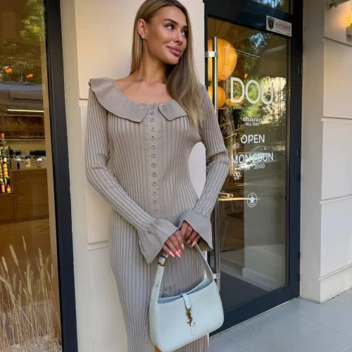 Rochie tricotată cu guleraș