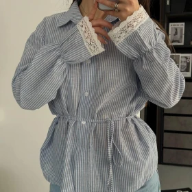 Camașă cu mîneci dantelate