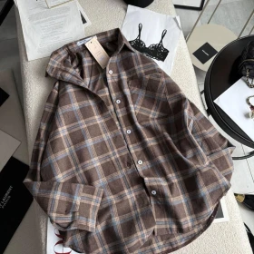 Camașă în carouri cafenii