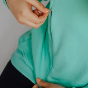 Maleta verde cu fermuare alaptare