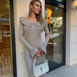 Rochie tricotată cu guleraș